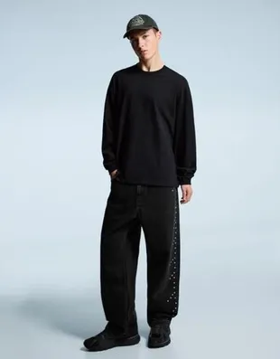 Джинсы свободного кроя с заклепками- Заказать в России