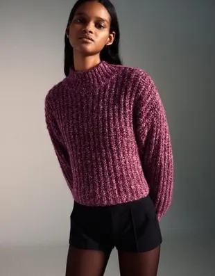 Свитер с высоким воротником из ткани из крученой нити