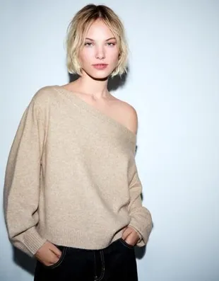 Свитер в рубчик с вырезом «бандо»- Заказать в России