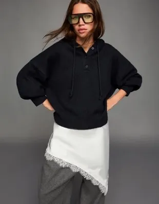 Свитер с капюшоном