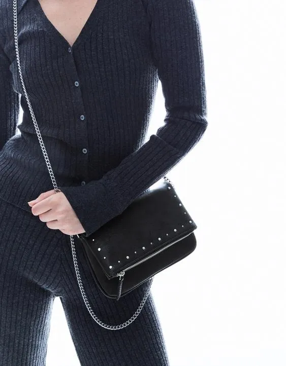 Сумка с клапаном на молнии и заклепками- Заказать в России