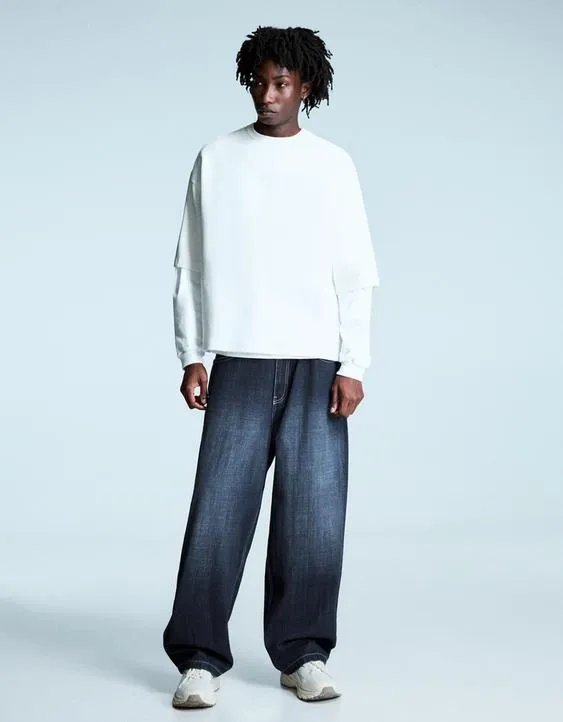 Джинсы очень свободного кроя с нашивками и заклепками- Заказать в России