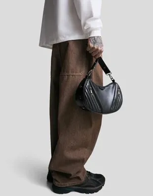 Сумка с ремнем через плечо и заклепками- Заказать в России