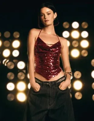 Топ с горловиной халтер, драпировкой и пайетками