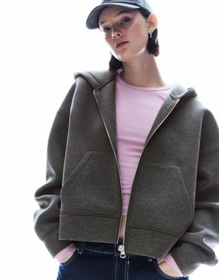 Bershka Толстовка оверсайз на молнии, с эффектом плотной синтетической ткани купить с доставкой.