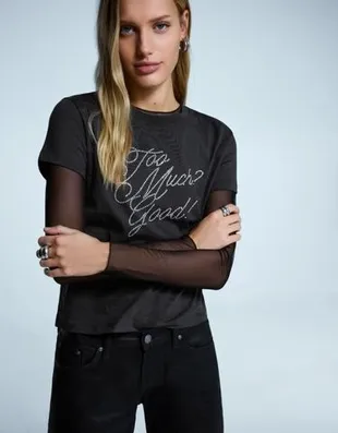 Футболка с принтом и стразами