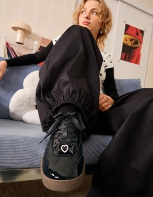 Bershka Ретро-кроссовки с шармами