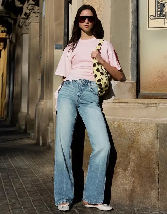 Джинсы прямого кроя с широкими штанинами- Заказать в России