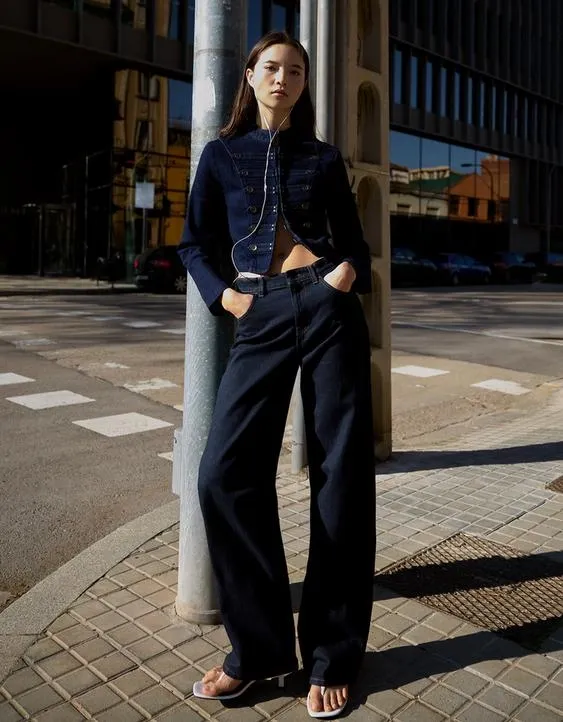 Джинсы прямого кроя с широкими штанинами- Заказать в России