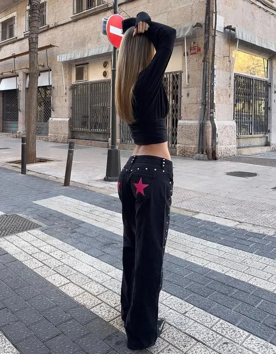 Джинсы свободного кроя с заклёпками-звёздами- Заказать в России