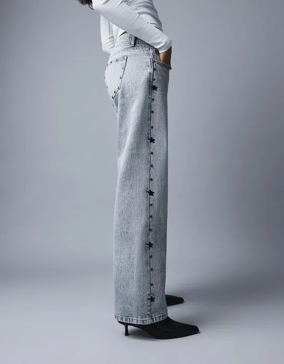 Джинсы свободного кроя с заклёпками-звёздами- Заказать в России