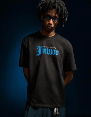 Bershka Футболка с короткими рукавами и принтом SOLO LEVELING