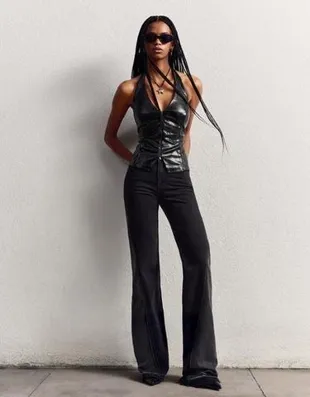 Топ из искусственной кожи с горловиной халтер и молнией- Заказать в России