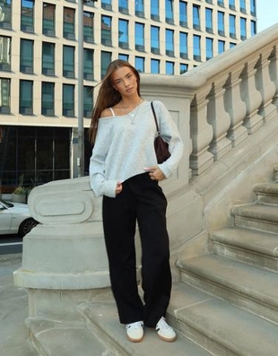 Свитер с V-образным вырезом и мягким прикосновением- Заказать в России