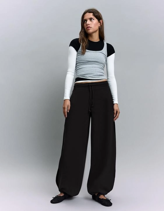 Bershka Брюки BARREL из мягкой ткани с фиксаторами купить с доставкой.