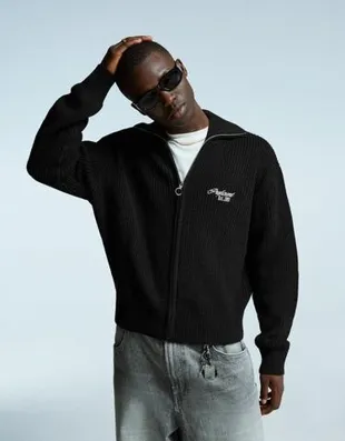 Куртка на молнии с вышивкой