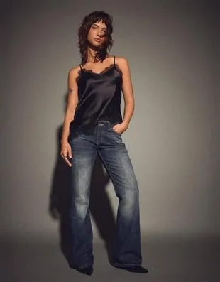 Расклешенные джинсы свободного кроя