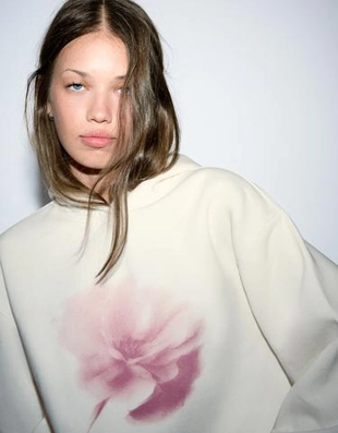 Bershka Худи с капюшоном и принтом купить с доставкой.