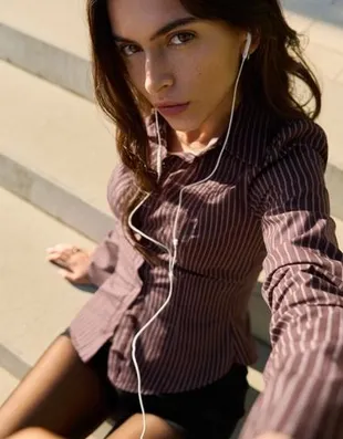 Рубашка облегающего кроя с расклешенными рукавами- Заказать в России