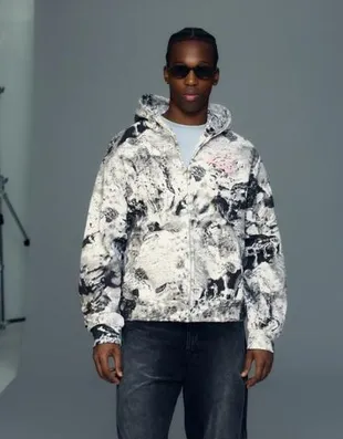 Укороченная куртка с капюшоном и принтом- Заказать в России