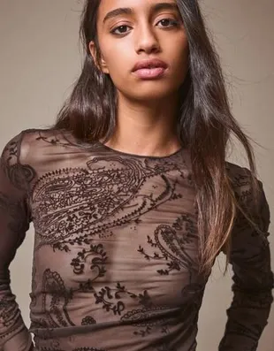 Футболка с длинным рукавом из асимметричной сетки- Заказать в России