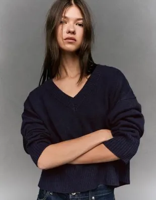 Укороченный джемпер с V-образным вырезом- Заказать в России