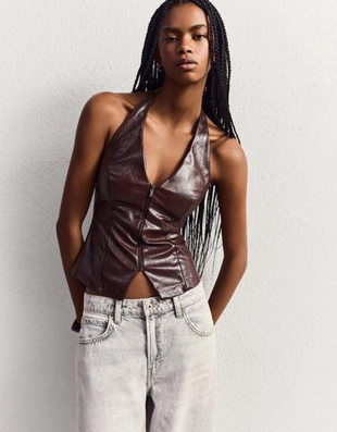 Bershka Топ из искусственной кожи с горловиной халтер и молнией купить с доставкой.