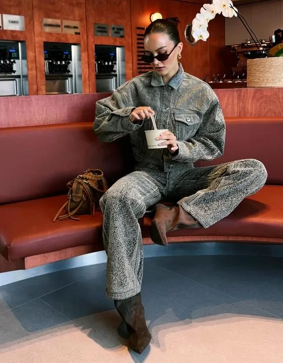 Укороченная джинсовая куртка с рельефным узором