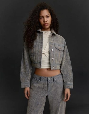 Bershka Укороченная джинсовая куртка с рельефным узором