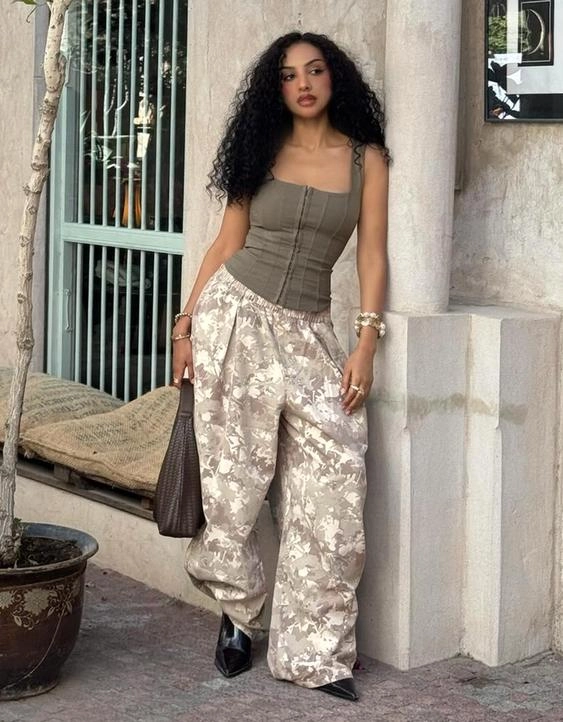 Брюки-бананы из ткани с принтом