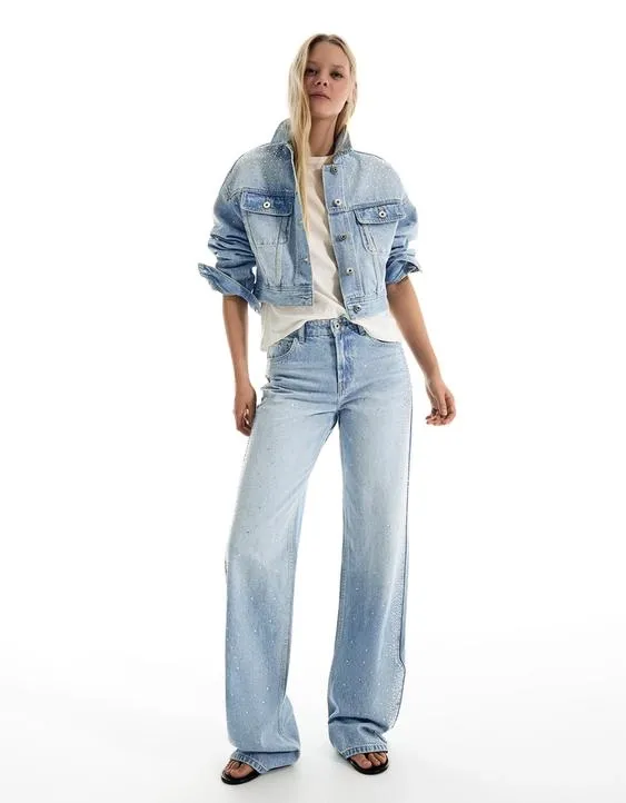 Джинсы прямого кроя с широкими штанинами, высокой посадкой и стразами