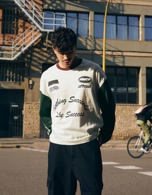 Bershka Лонгслив с контрастным принтом