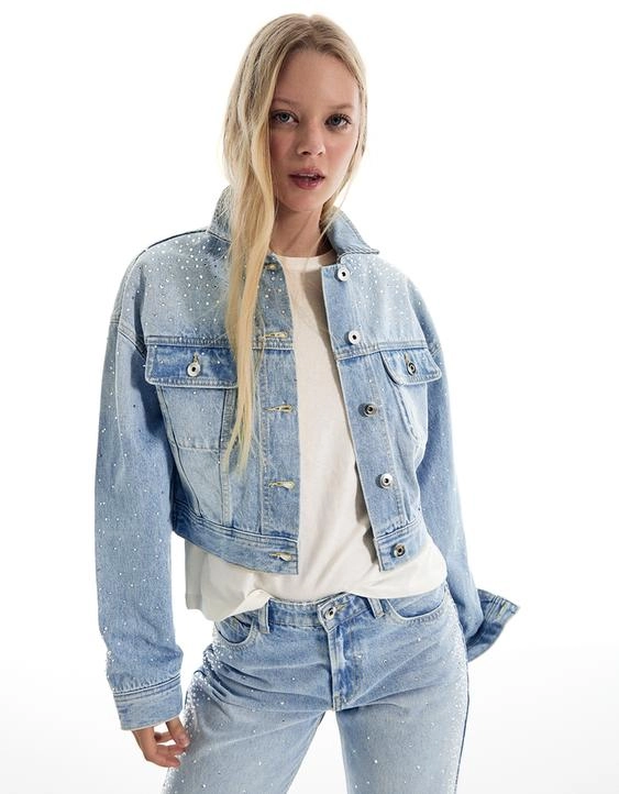 Bershka Укороченная джинсовая куртка с отделкой стразами