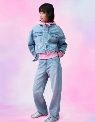 Укороченная джинсовая куртка с отделкой стразами