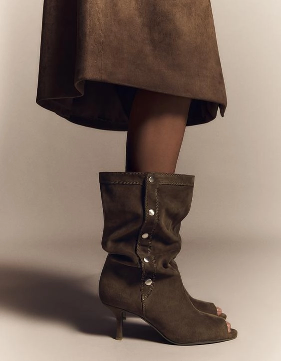 Heeled boots with split