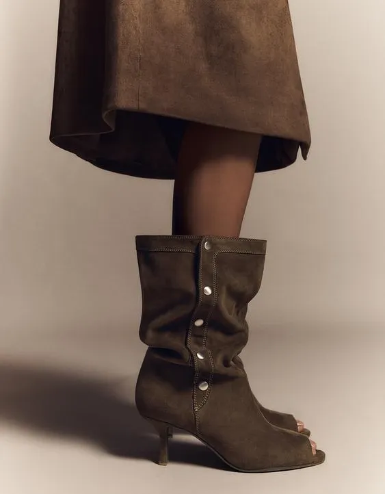 Heeled boots with split- Заказать в России