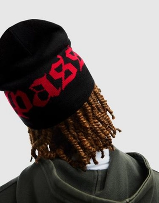 Bershka Шапка с принтом