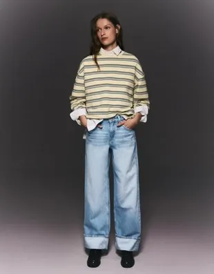 Джинсы прямого кроя с широкими штанинами и отворотами снизу