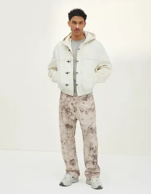 Джинсы свободного кроя с текстурным принтом- Заказать в России