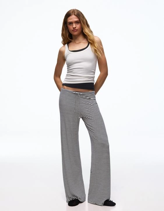 Bershka Брюки прямого кроя с принтом