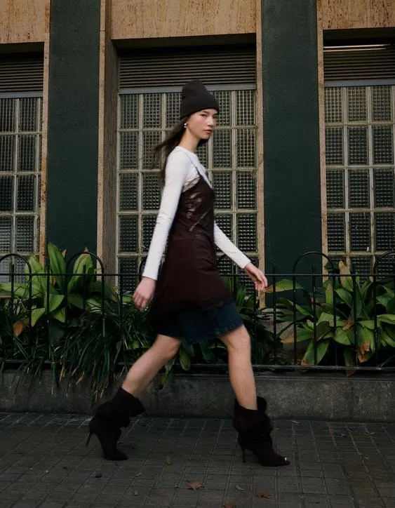 Мини-платье из полупрозрачной ткани с отделкой кружевом- Заказать в России