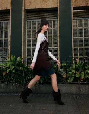 Мини-платье из полупрозрачной ткани с отделкой кружевом- Заказать в России