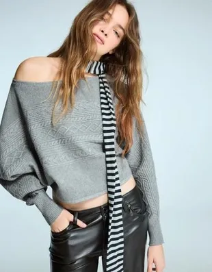 Свитер с вырезом «лодочка» и узором «косы»