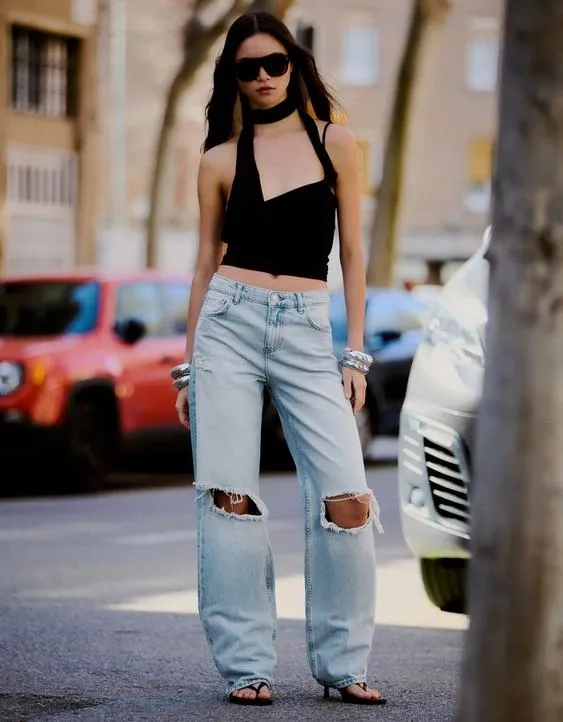 Джинсы свободного кроя с высокой посадкой и разрезами- Заказать в России