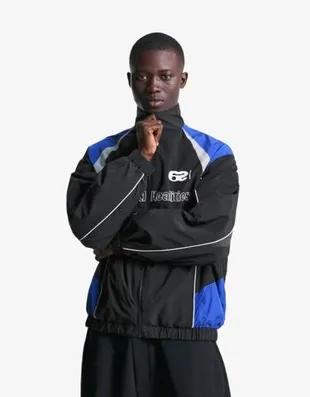 Куртка из высокотехнологичной ткани с принтом- Заказать в России