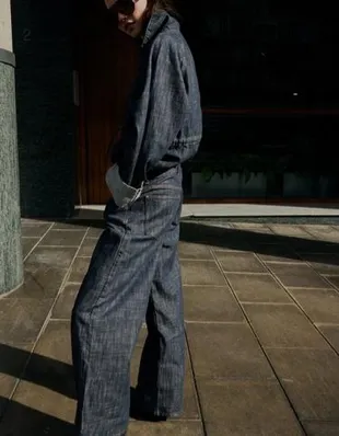 Джинсы-бойфренды с низкой посадкой из рельефной ткани- Заказать в России