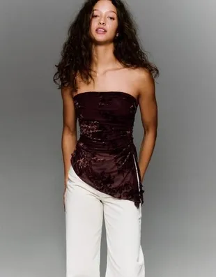 Асимметричный топ-бандо из жатого бархата с принтом- Заказать в России