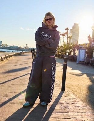 Bershka Брюки BARREL из мягкой ткани с принтом купить с доставкой.