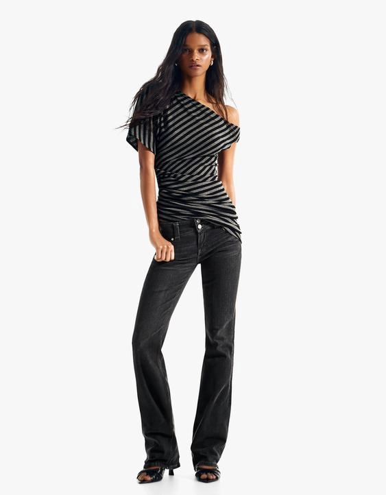 Bershka Расклешенные джинсы с низкой посадкой и клапанами