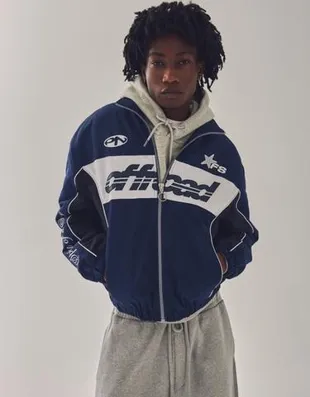 Куртка в спортивном стиле с принтом- Заказать в России